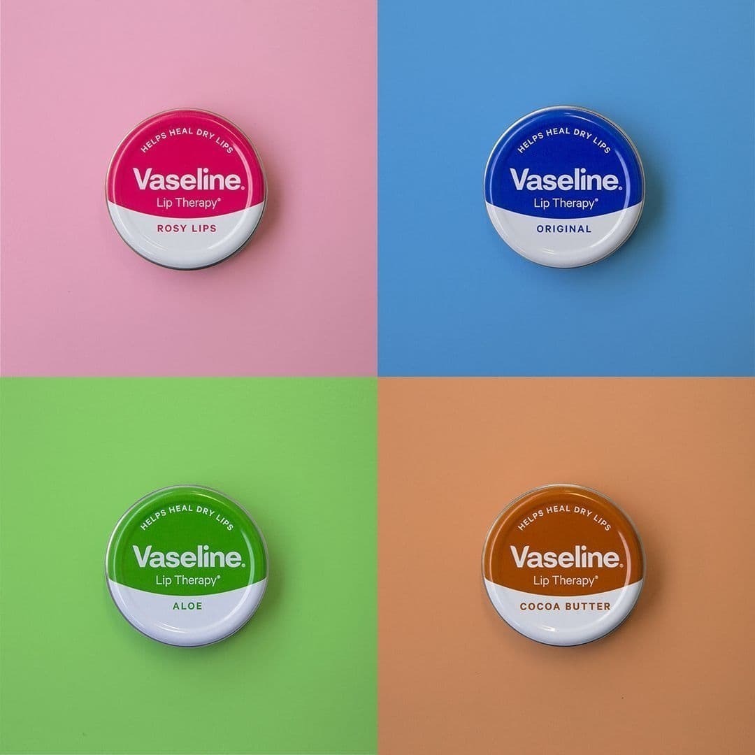 33049d4b5cdb4fed8f385f6807e910c5.jpg بالم لب وازلین اصل ترمیم کننده قوی و درخشان کننده لب Vaseline Lip Balm - Image 1
