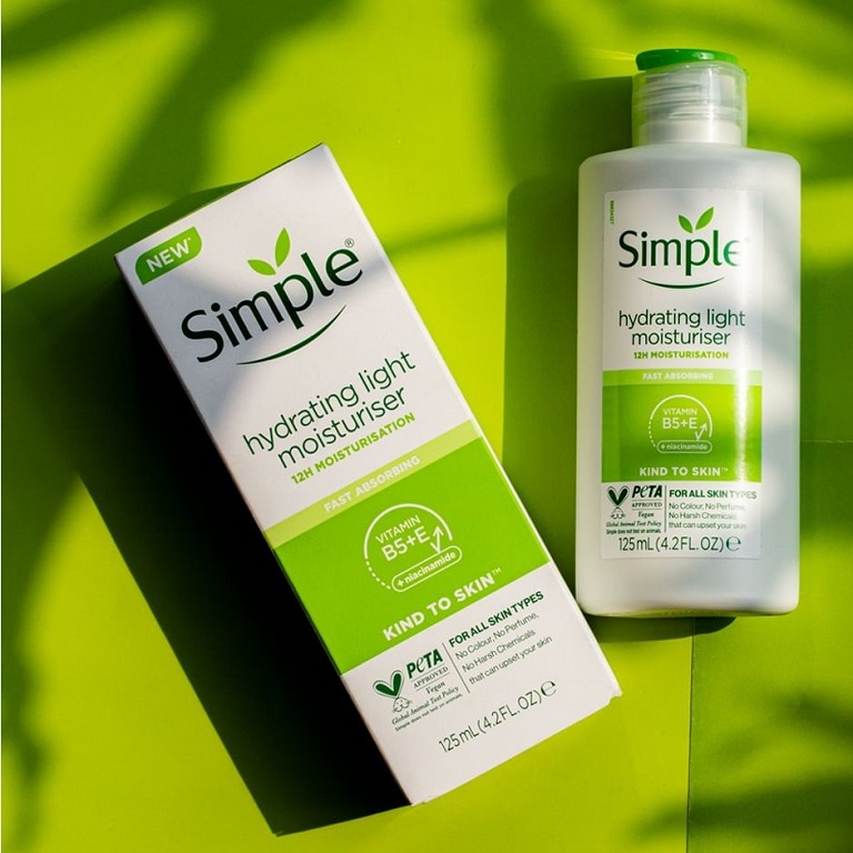 simple-hydrating-light-moisturiser02.jpg کرم آبرسان و مرطوب کننده سیمپل مدل لایت حجم 125 میل - Image 1